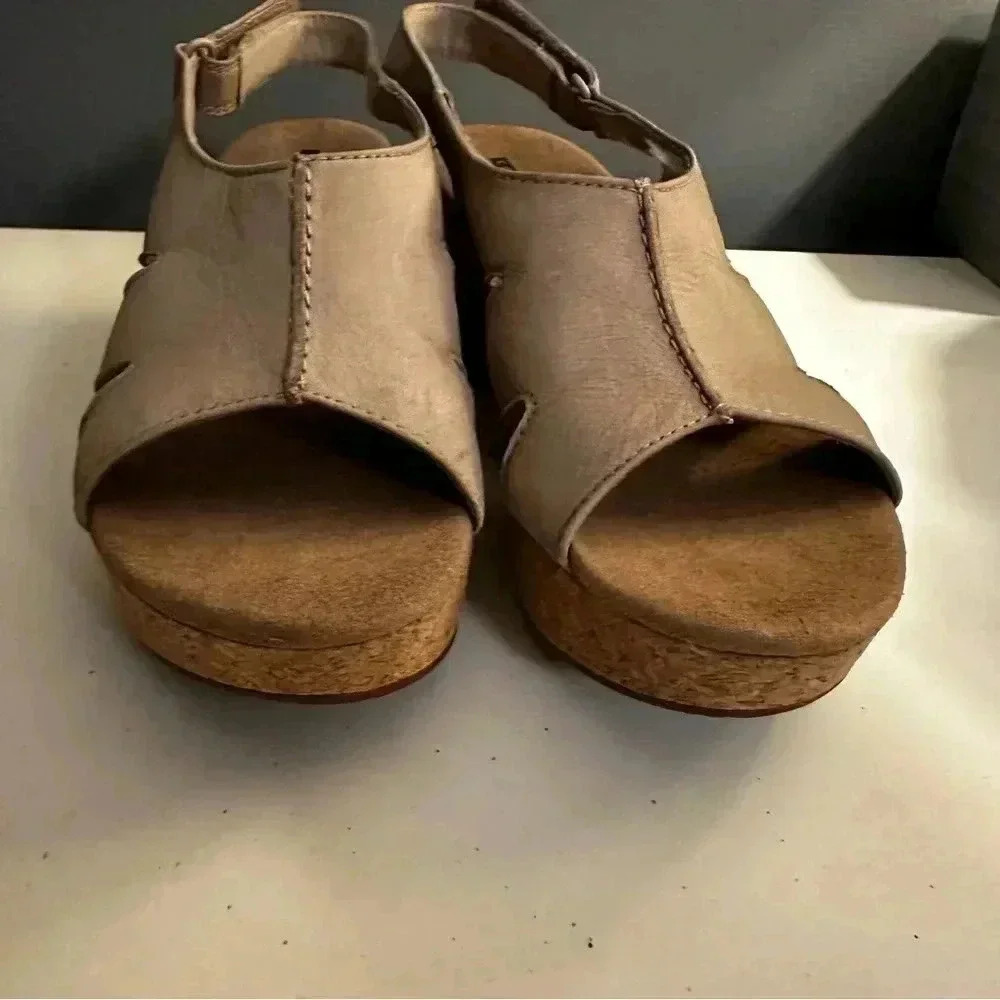 Clarks Cushion Tan Suede Wedge Sandals